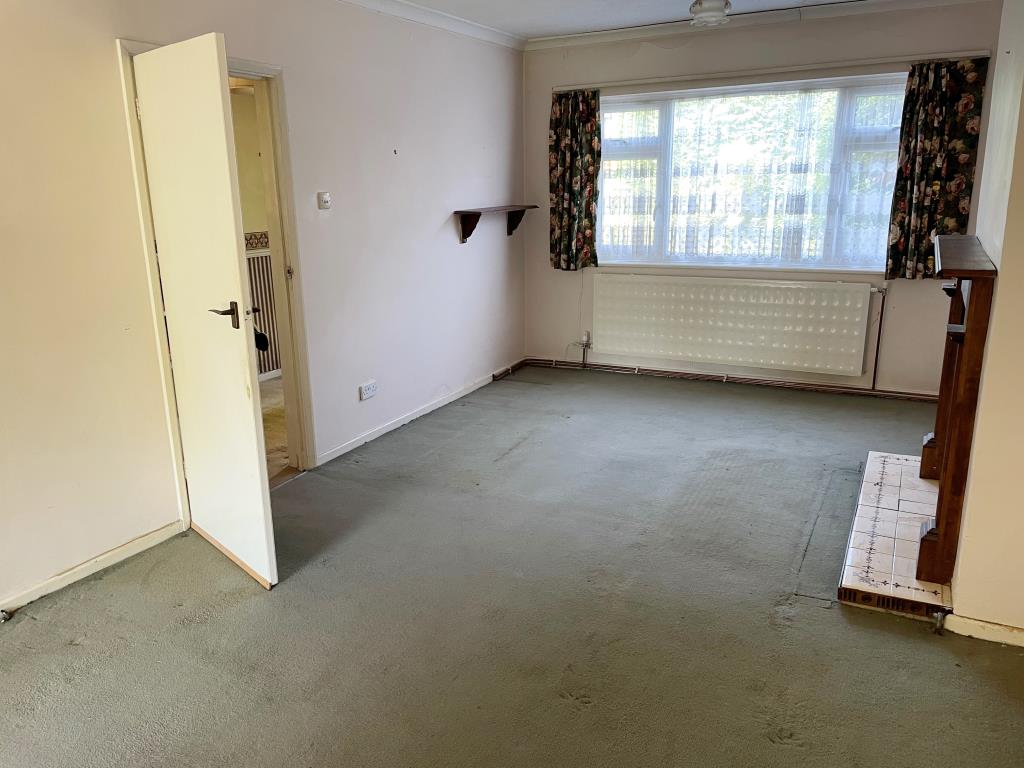 Lot: 128 - DETACHED HOUSE FOR REFURBISHMENT - Living room to the front